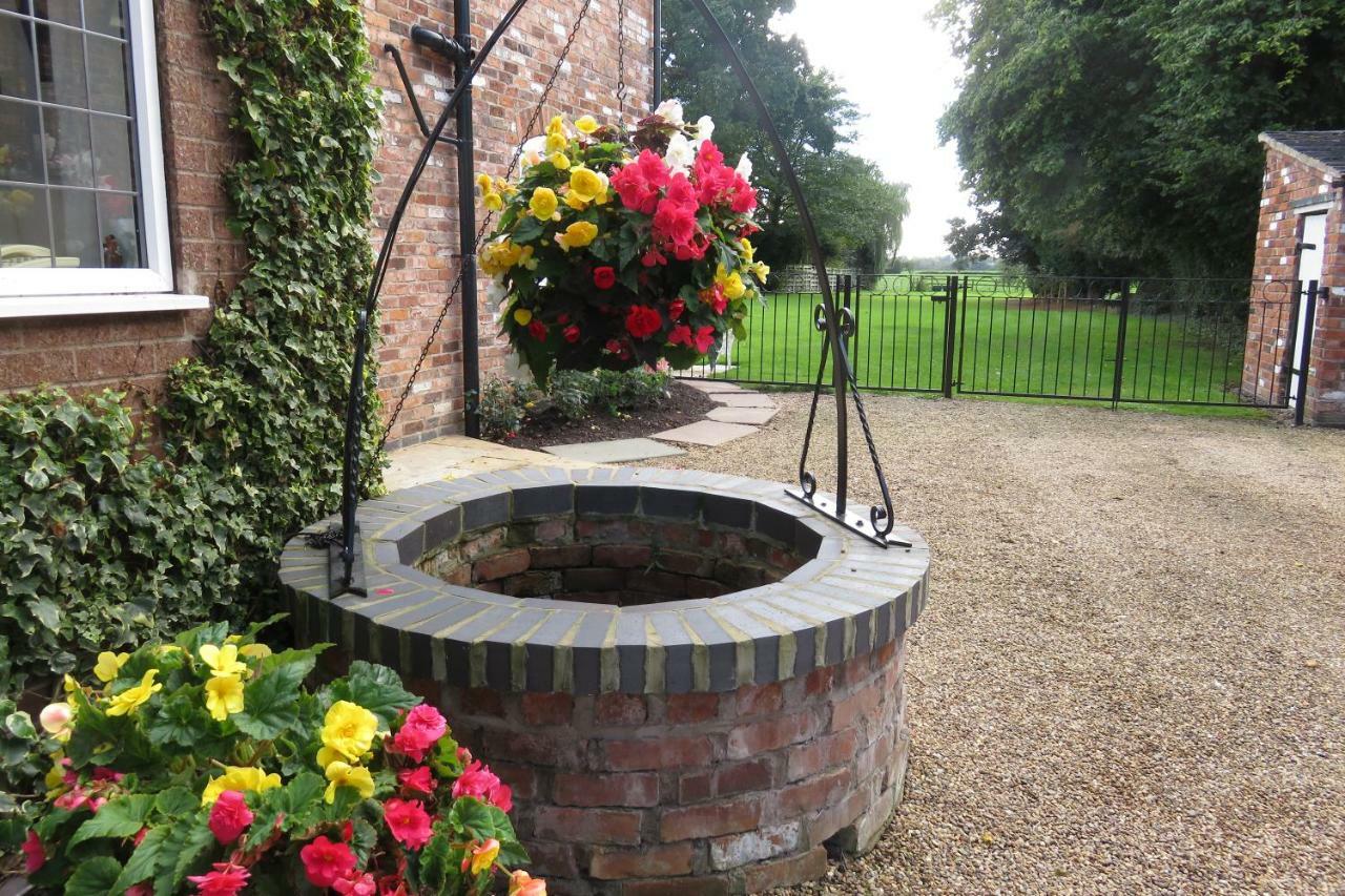 Corner Farm Bed & Breakfast Crewe Bagian luar foto